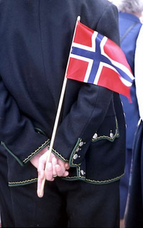 BILDET har fulgt oss i alle år. Det ble tatt da skoleplassen ved gamle Son skole var samlingssted før barnetogets startet. Og det var ikke før det var kommet minst ett korps. Det var en tøff dag for korpsene. da som nå. (Foto: Svein-H. Strand)
